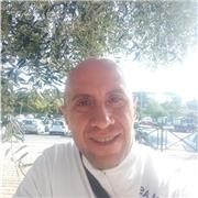 Laureato in scienze politiche impartisce lezioni di italiano e letteratura italiana a tutti i livelli di scuola di ogni ordine e grado